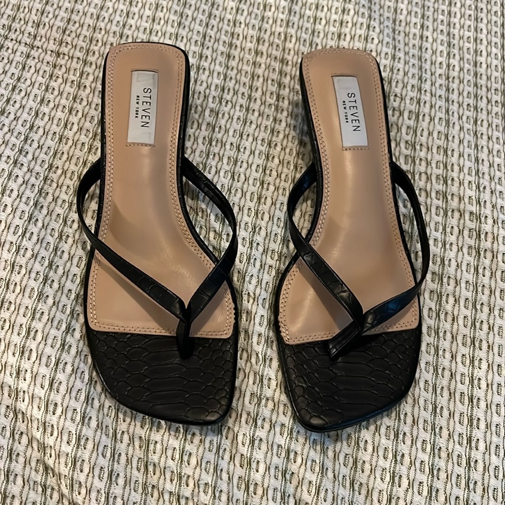 Steven New York. Black kitten heel sandal.
